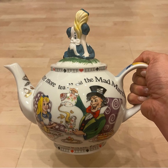 Paul Cardew Alice in Wonderland 150th Anniversary Edition Teapot w/ Alice Lid - Picture 4 of 10